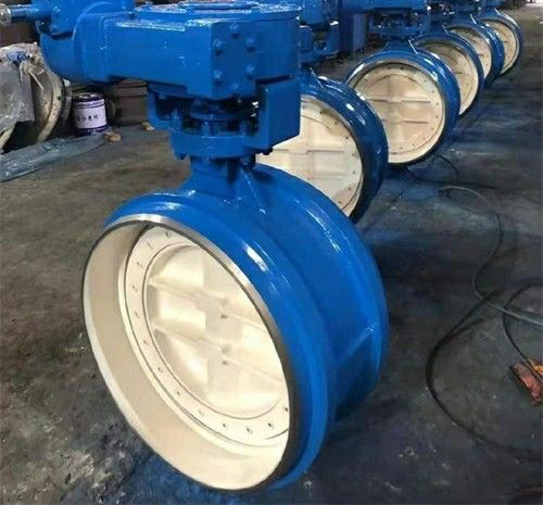 �������y